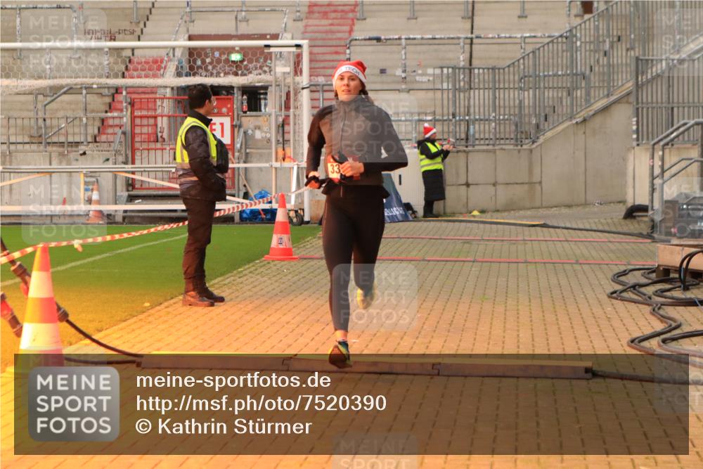 08.12.2024 - St. Pauli X-Mass-Run No. 14 Kathrin Stürmer Photography http://msf.ph/oto/7520390 08.12.2024 09:52:28 Ziel 423, 2741, 2832, 3305 meine-sportfotos.de