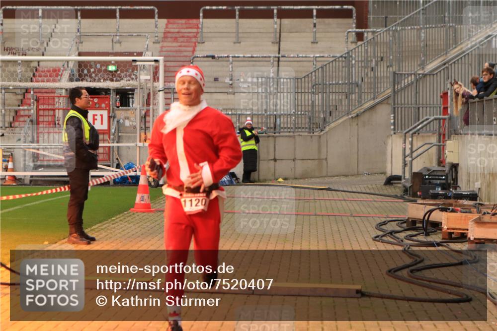 08.12.2024 - St. Pauli X-Mass-Run No. 14 Kathrin Stürmer Photography http://msf.ph/oto/7520407 08.12.2024 09:52:48 Ziel 1120 meine-sportfotos.de