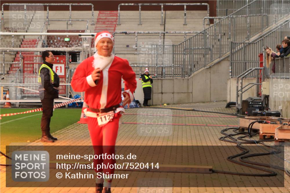 08.12.2024 - St. Pauli X-Mass-Run No. 14 Kathrin Stürmer Photography http://msf.ph/oto/7520414 08.12.2024 09:52:49 Ziel 1120 meine-sportfotos.de