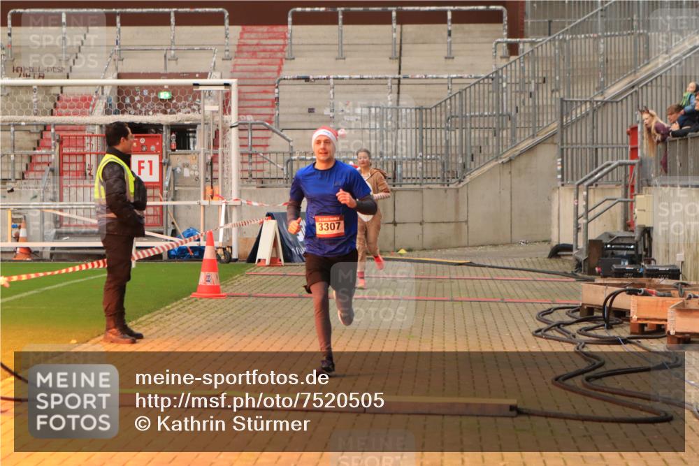 08.12.2024 - St. Pauli X-Mass-Run No. 14 Kathrin Stürmer Photography http://msf.ph/oto/7520505 08.12.2024 09:53:07 Ziel 183, 3307 meine-sportfotos.de