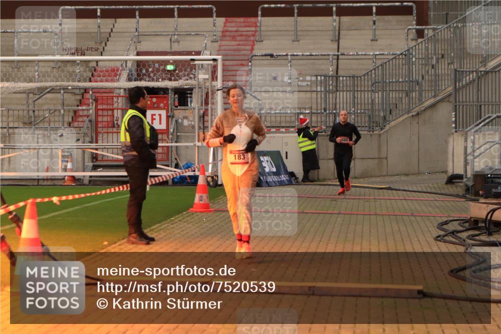 08.12.2024 - St. Pauli X-Mass-Run No. 14 Kathrin Stürmer Photography http://msf.ph/oto/7520539 08.12.2024 09:53:11 Ziel 183, 2084, 3307 meine-sportfotos.de