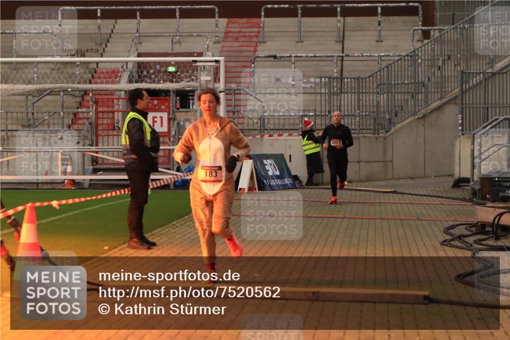 08.12.2024 - St. Pauli X-Mass-Run No. 14 Kathrin Stürmer Photography http://msf.ph/oto/7520562 08.12.2024 09:53:11 Ziel 183, 2084, 3307 meine-sportfotos.de