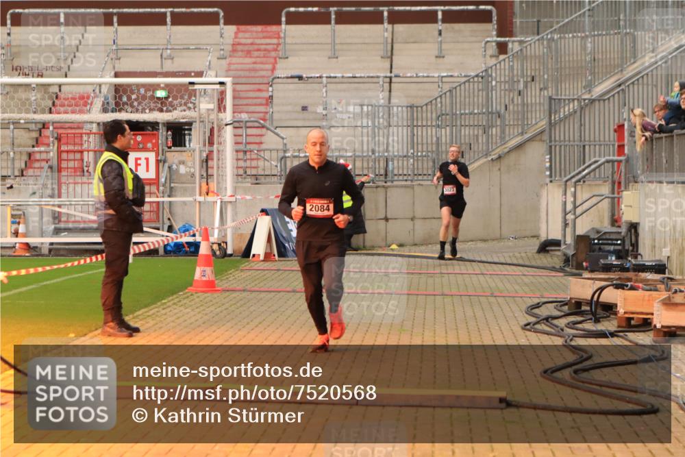 08.12.2024 - St. Pauli X-Mass-Run No. 14 Kathrin Stürmer Photography http://msf.ph/oto/7520568 08.12.2024 09:53:15 Ziel 183, 2084, 3023, 3307 meine-sportfotos.de