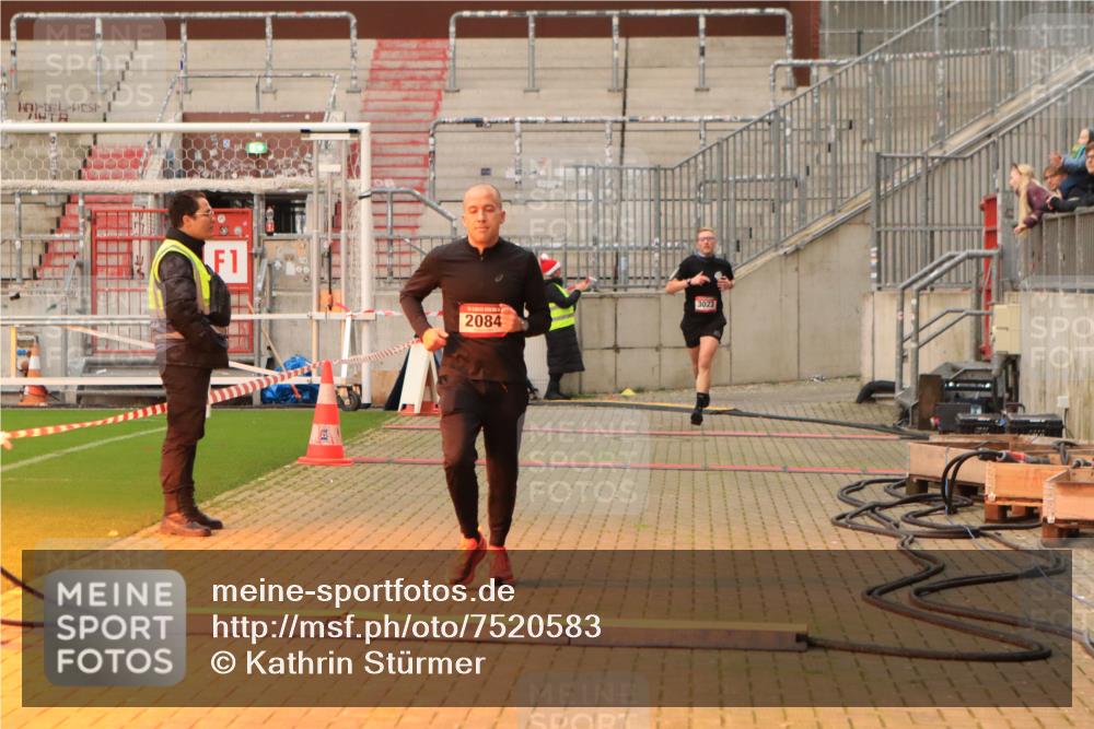 08.12.2024 - St. Pauli X-Mass-Run No. 14 Kathrin Stürmer Photography http://msf.ph/oto/7520583 08.12.2024 09:53:15 Ziel 183, 2084, 3023, 3307 meine-sportfotos.de