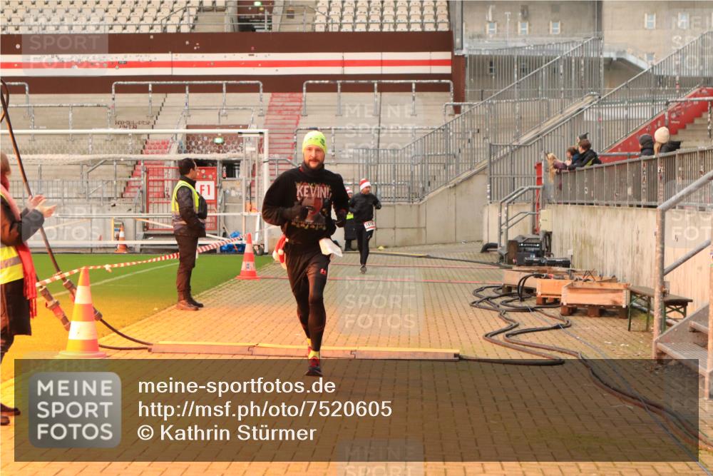 08.12.2024 - St. Pauli X-Mass-Run No. 14 Kathrin Stürmer Photography http://msf.ph/oto/7520605 08.12.2024 09:53:28 Ziel 859, 1818, 2084, 2844, 3023 meine-sportfotos.de
