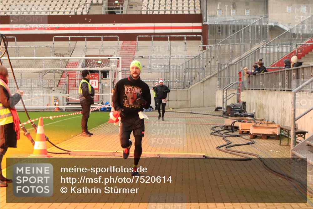 08.12.2024 - St. Pauli X-Mass-Run No. 14 Kathrin Stürmer Photography http://msf.ph/oto/7520614 08.12.2024 09:53:28 Ziel 859, 1818, 2084, 2844, 3023 meine-sportfotos.de
