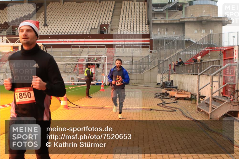 08.12.2024 - St. Pauli X-Mass-Run No. 14 Kathrin Stürmer Photography http://msf.ph/oto/7520653 08.12.2024 09:53:52 Ziel 216, 1718, 1850 meine-sportfotos.de