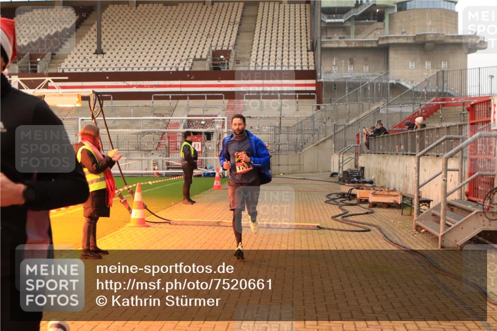 08.12.2024 - St. Pauli X-Mass-Run No. 14 Kathrin Stürmer Photography http://msf.ph/oto/7520661 08.12.2024 09:53:52 Ziel 216, 1718, 1850 meine-sportfotos.de