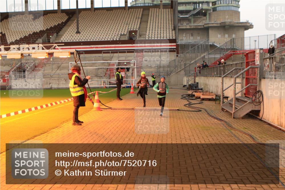 08.12.2024 - St. Pauli X-Mass-Run No. 14 Kathrin Stürmer Photography http://msf.ph/oto/7520716 08.12.2024 09:54:44 Ziel 2588, 2891 meine-sportfotos.de