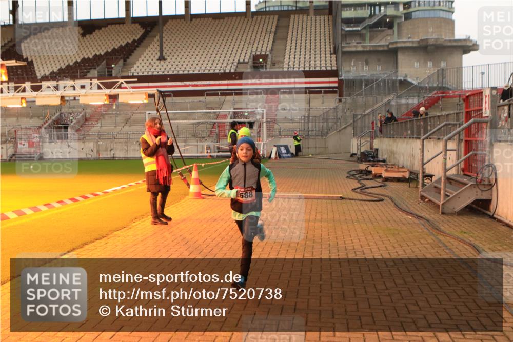 08.12.2024 - St. Pauli X-Mass-Run No. 14 Kathrin Stürmer Photography http://msf.ph/oto/7520738 08.12.2024 09:54:45 Ziel 2588, 2891 meine-sportfotos.de