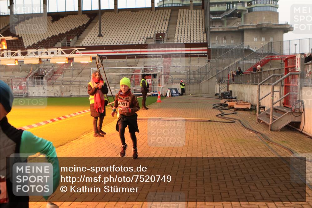 08.12.2024 - St. Pauli X-Mass-Run No. 14 Kathrin Stürmer Photography http://msf.ph/oto/7520749 08.12.2024 09:54:46 Ziel 2588, 2891 meine-sportfotos.de