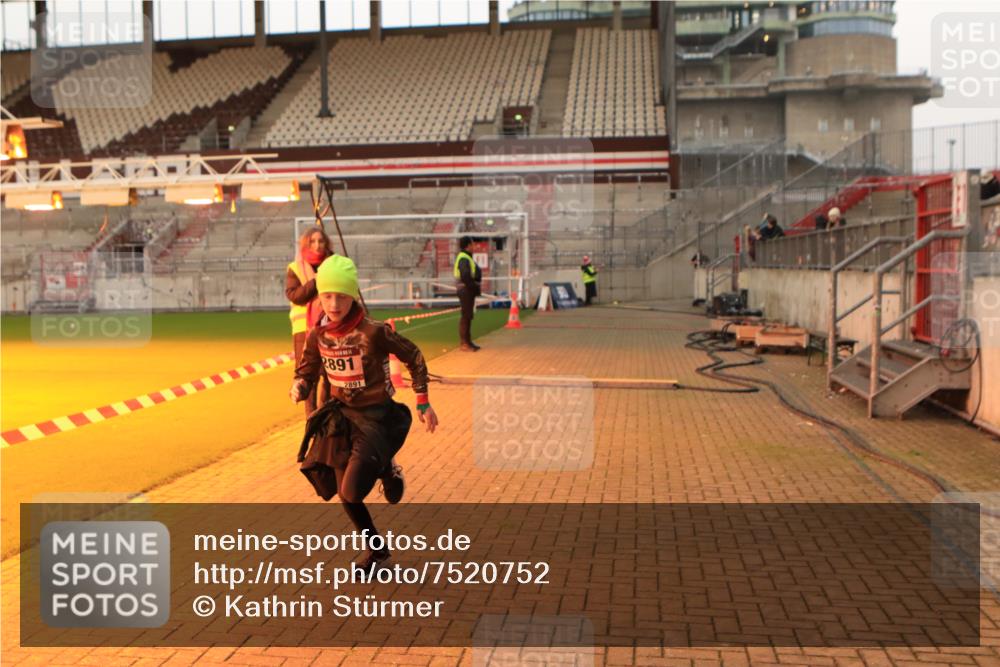 08.12.2024 - St. Pauli X-Mass-Run No. 14 Kathrin Stürmer Photography http://msf.ph/oto/7520752 08.12.2024 09:54:46 Ziel 2588, 2891 meine-sportfotos.de