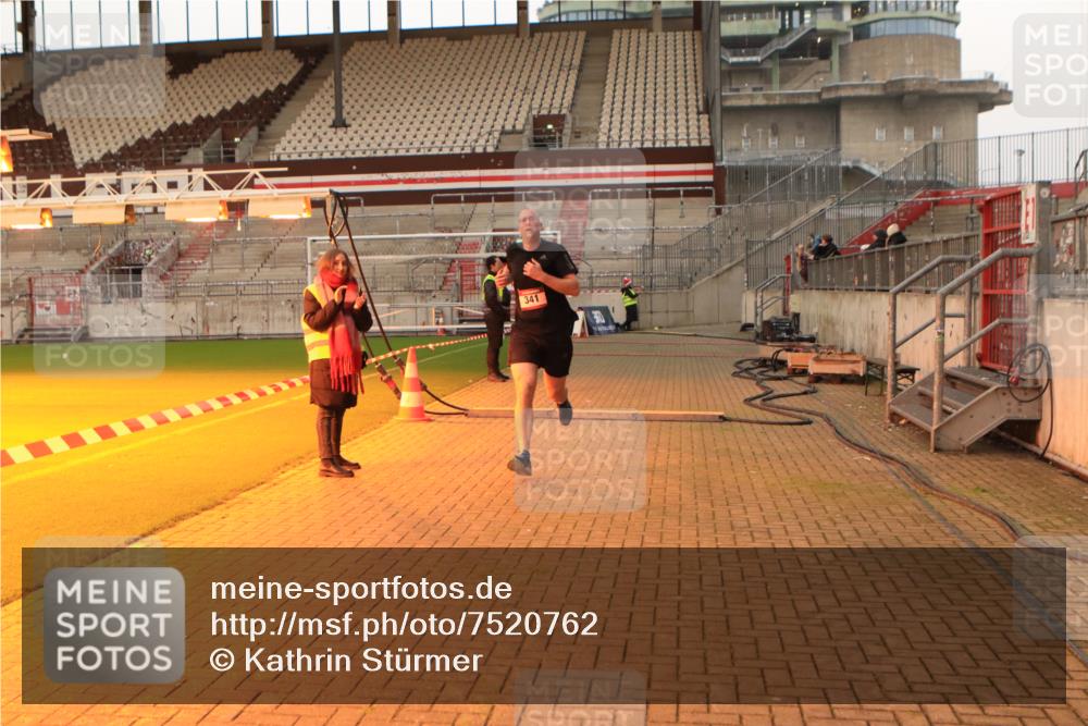 08.12.2024 - St. Pauli X-Mass-Run No. 14 Kathrin Stürmer Photography http://msf.ph/oto/7520762 08.12.2024 09:54:53 Ziel 341, 2588, 2891 meine-sportfotos.de