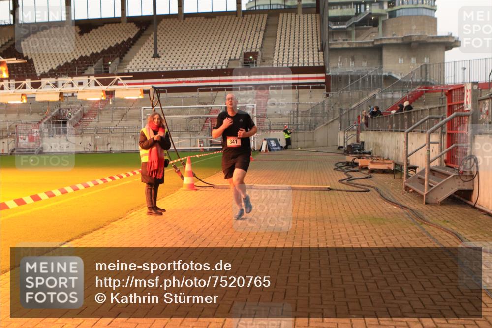 08.12.2024 - St. Pauli X-Mass-Run No. 14 Kathrin Stürmer Photography http://msf.ph/oto/7520765 08.12.2024 09:54:53 Ziel 341, 2588, 2891 meine-sportfotos.de