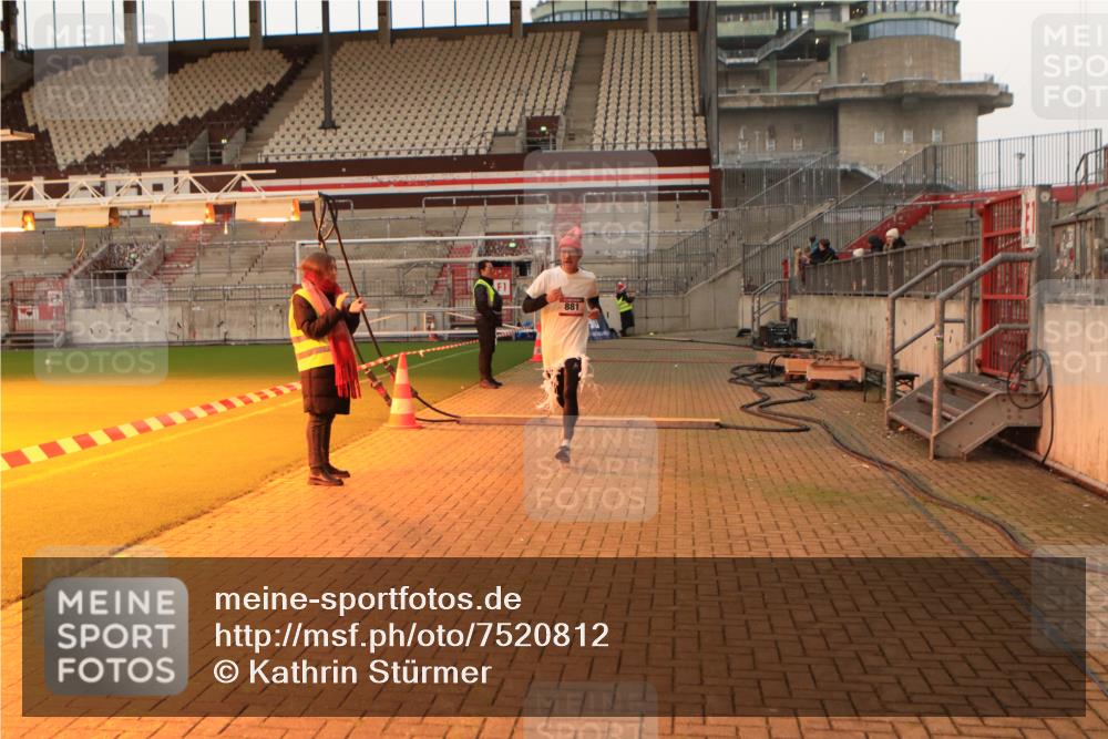 08.12.2024 - St. Pauli X-Mass-Run No. 14 Kathrin Stürmer Photography http://msf.ph/oto/7520812 08.12.2024 09:55:01 Ziel 341, 881 meine-sportfotos.de