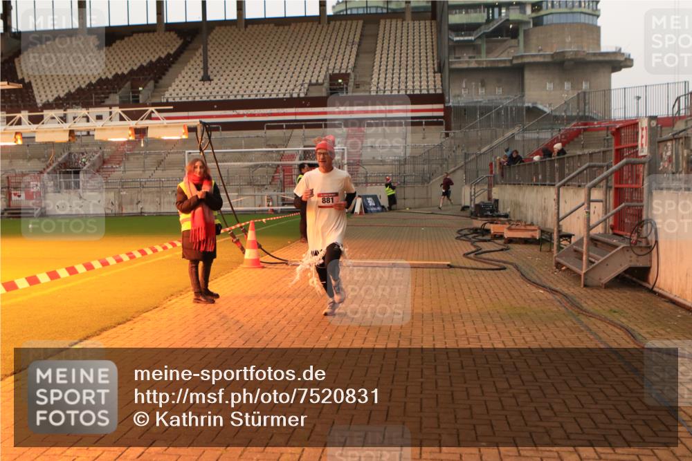 08.12.2024 - St. Pauli X-Mass-Run No. 14 Kathrin Stürmer Photography http://msf.ph/oto/7520831 08.12.2024 09:55:02 Ziel 341, 881, 907 meine-sportfotos.de