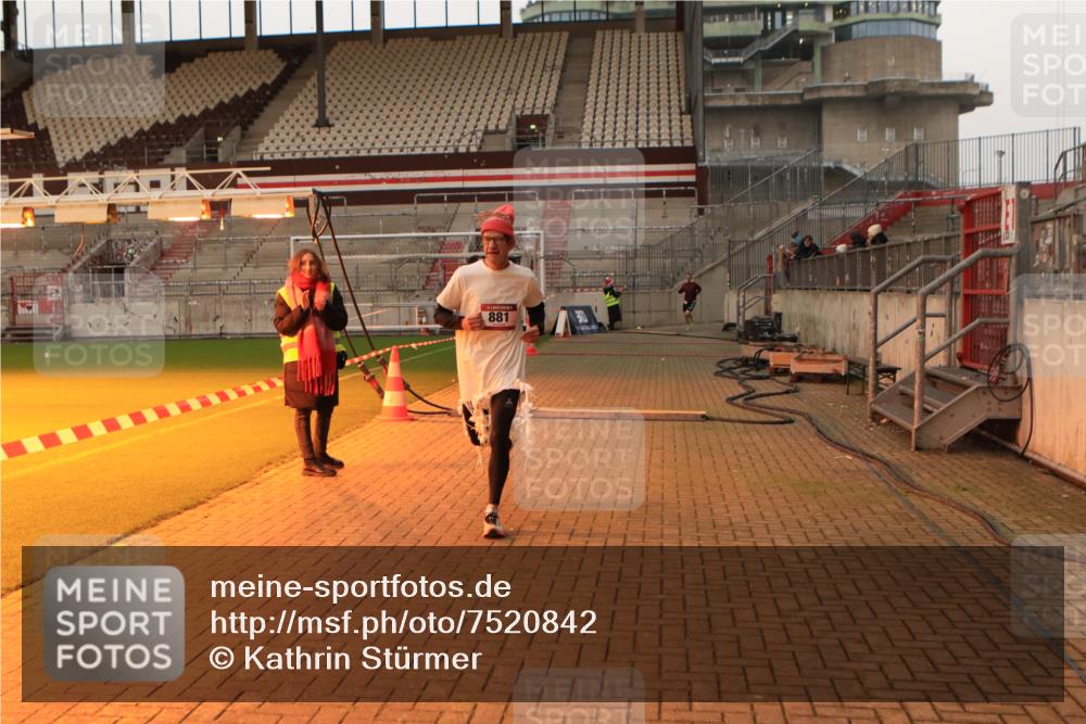 08.12.2024 - St. Pauli X-Mass-Run No. 14 Kathrin Stürmer Photography http://msf.ph/oto/7520842 08.12.2024 09:55:02 Ziel 341, 881, 907 meine-sportfotos.de