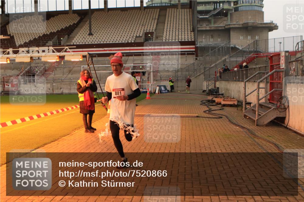 08.12.2024 - St. Pauli X-Mass-Run No. 14 Kathrin Stürmer Photography http://msf.ph/oto/7520866 08.12.2024 09:55:02 Ziel 341, 881, 907 meine-sportfotos.de