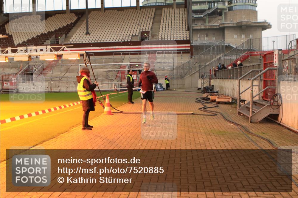 08.12.2024 - St. Pauli X-Mass-Run No. 14 Kathrin Stürmer Photography http://msf.ph/oto/7520885 08.12.2024 09:55:08 Ziel 881, 907 meine-sportfotos.de