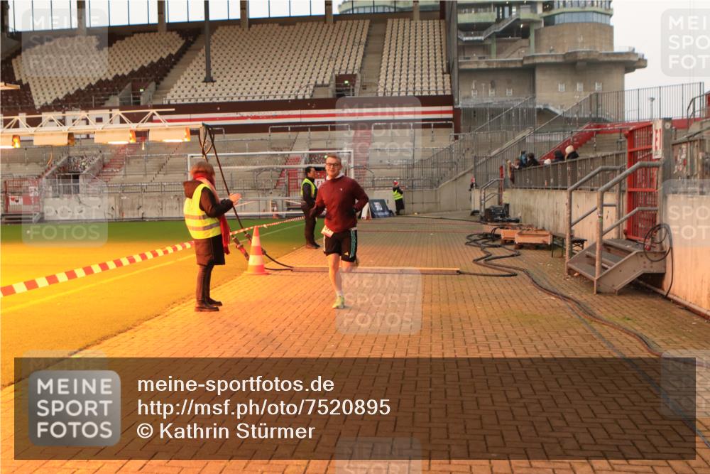 08.12.2024 - St. Pauli X-Mass-Run No. 14 Kathrin Stürmer Photography http://msf.ph/oto/7520895 08.12.2024 09:55:08 Ziel 881, 907 meine-sportfotos.de
