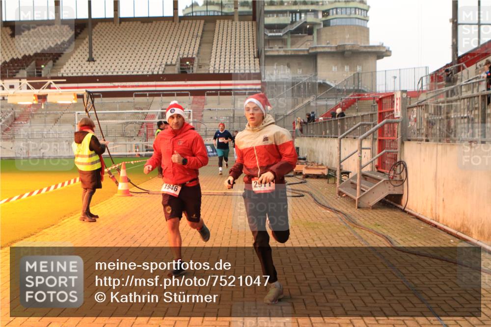08.12.2024 - St. Pauli X-Mass-Run No. 14 Kathrin Stürmer Photography http://msf.ph/oto/7521047 08.12.2024 09:55:42 Ziel 438, 1946, 2911, 3094 meine-sportfotos.de