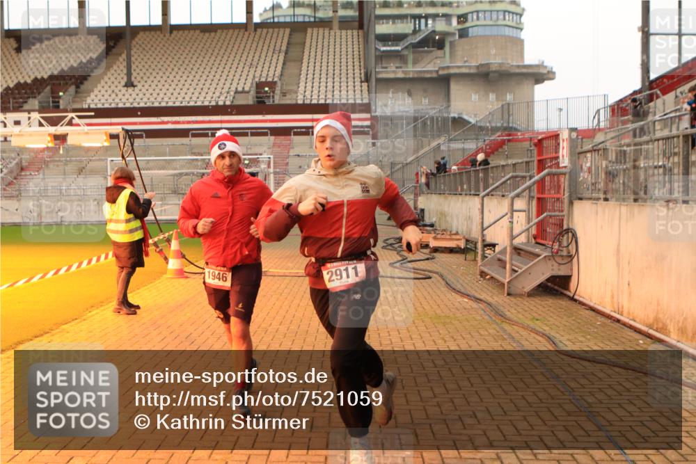 08.12.2024 - St. Pauli X-Mass-Run No. 14 Kathrin Stürmer Photography http://msf.ph/oto/7521059 08.12.2024 09:55:42 Ziel 438, 1946, 2911, 3094 meine-sportfotos.de