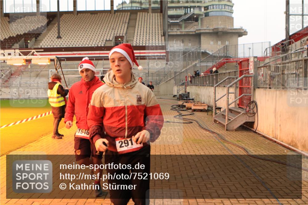 08.12.2024 - St. Pauli X-Mass-Run No. 14 Kathrin Stürmer Photography http://msf.ph/oto/7521069 08.12.2024 09:55:42 Ziel 438, 1946, 2911, 3094 meine-sportfotos.de