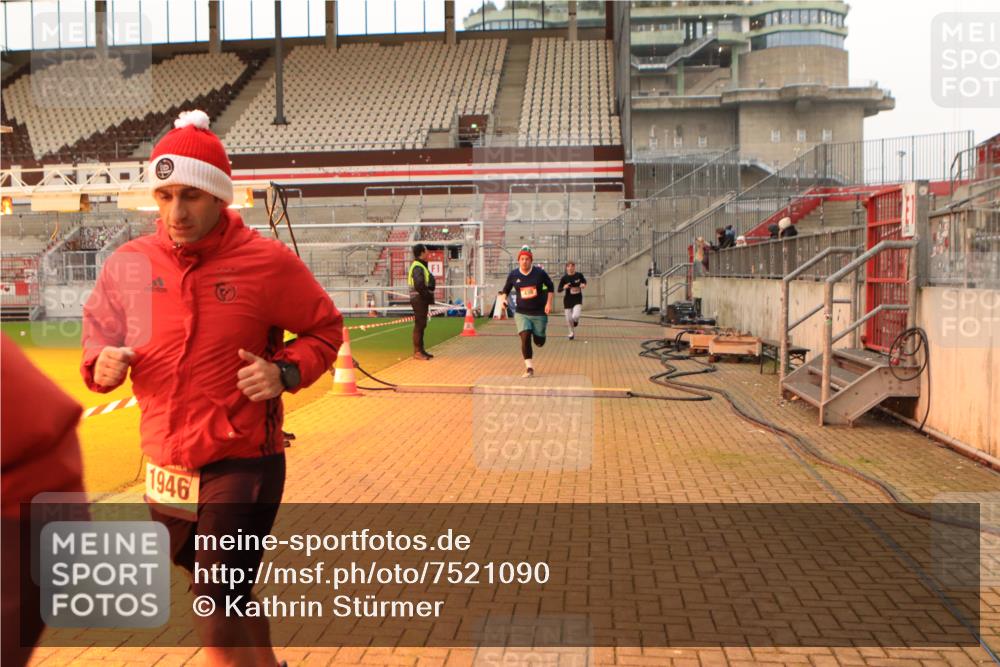 08.12.2024 - St. Pauli X-Mass-Run No. 14 Kathrin Stürmer Photography http://msf.ph/oto/7521090 08.12.2024 09:55:43 Ziel 438, 1946, 2911, 3094 meine-sportfotos.de
