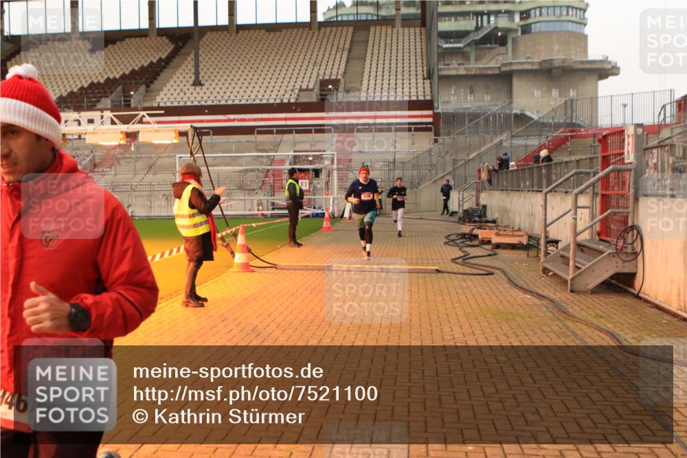 08.12.2024 - St. Pauli X-Mass-Run No. 14 Kathrin Stürmer Photography http://msf.ph/oto/7521100 08.12.2024 09:55:43 Ziel 438, 1946, 2911, 3094 meine-sportfotos.de
