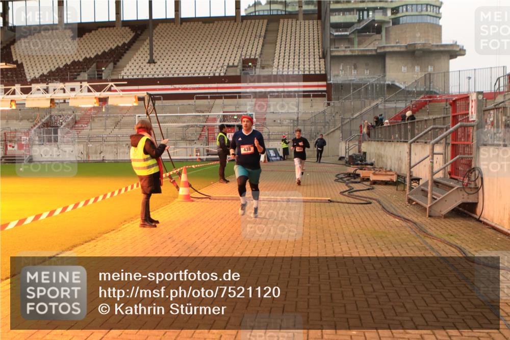08.12.2024 - St. Pauli X-Mass-Run No. 14 Kathrin Stürmer Photography http://msf.ph/oto/7521120 08.12.2024 09:55:44 Ziel 415, 438, 1946, 2911, 3094 meine-sportfotos.de
