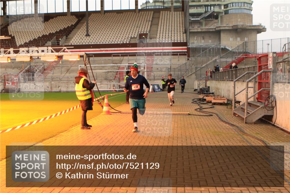 08.12.2024 - St. Pauli X-Mass-Run No. 14 Kathrin Stürmer Photography http://msf.ph/oto/7521129 08.12.2024 09:55:44 Ziel 415, 438, 1946, 2911, 3094 meine-sportfotos.de