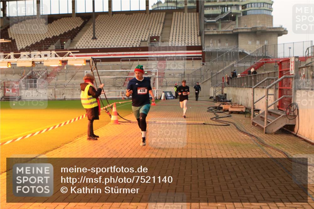 08.12.2024 - St. Pauli X-Mass-Run No. 14 Kathrin Stürmer Photography http://msf.ph/oto/7521140 08.12.2024 09:55:44 Ziel 415, 438, 1946, 2911, 3094 meine-sportfotos.de