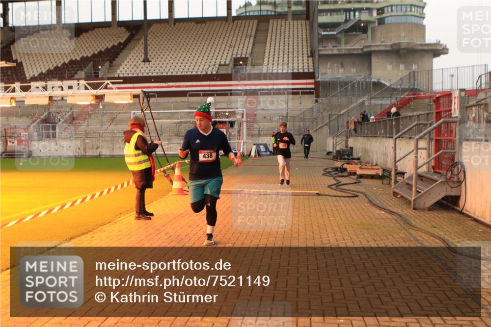 08.12.2024 - St. Pauli X-Mass-Run No. 14 Kathrin Stürmer Photography http://msf.ph/oto/7521149 08.12.2024 09:55:45 Ziel 415, 438, 1946, 2911, 3094 meine-sportfotos.de