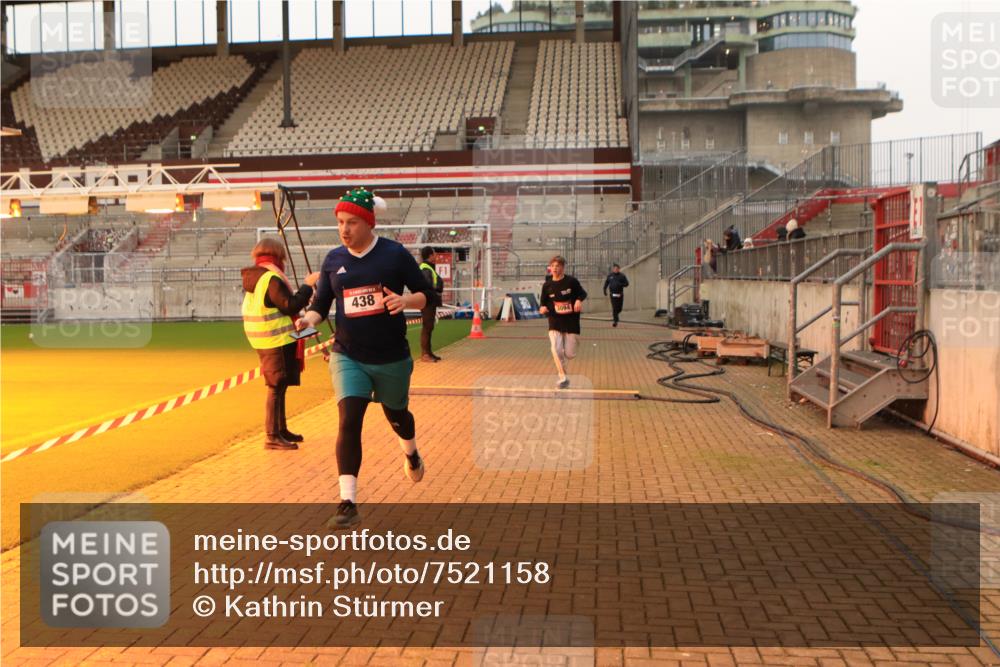 08.12.2024 - St. Pauli X-Mass-Run No. 14 Kathrin Stürmer Photography http://msf.ph/oto/7521158 08.12.2024 09:55:45 Ziel 415, 438, 1946, 2911, 3094 meine-sportfotos.de