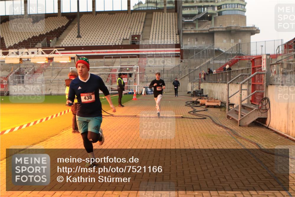08.12.2024 - St. Pauli X-Mass-Run No. 14 Kathrin Stürmer Photography http://msf.ph/oto/7521166 08.12.2024 09:55:45 Ziel 415, 438, 1946, 2911, 3094 meine-sportfotos.de