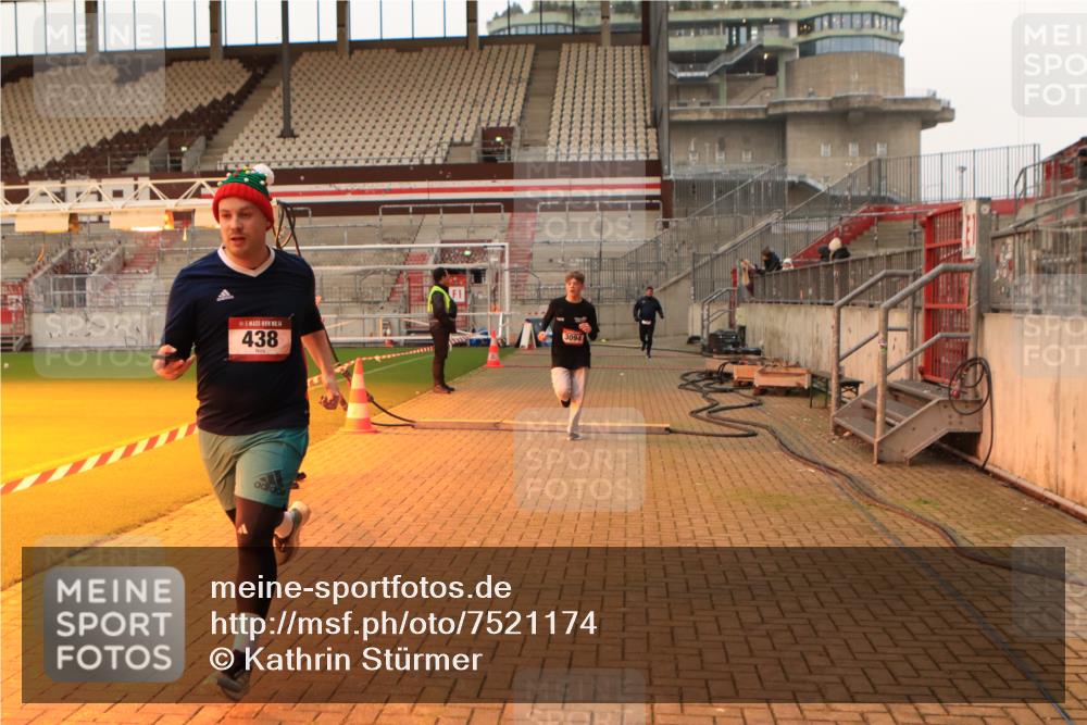 08.12.2024 - St. Pauli X-Mass-Run No. 14 Kathrin Stürmer Photography http://msf.ph/oto/7521174 08.12.2024 09:55:45 Ziel 415, 438, 1946, 2911, 3094 meine-sportfotos.de