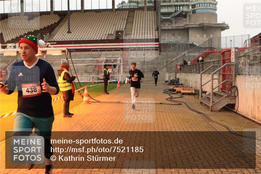 08.12.2024 - St. Pauli X-Mass-Run No. 14 Kathrin Stürmer Photography http://msf.ph/oto/7521185 08.12.2024 09:55:45 Ziel 415, 438, 1946, 2911, 3094 meine-sportfotos.de