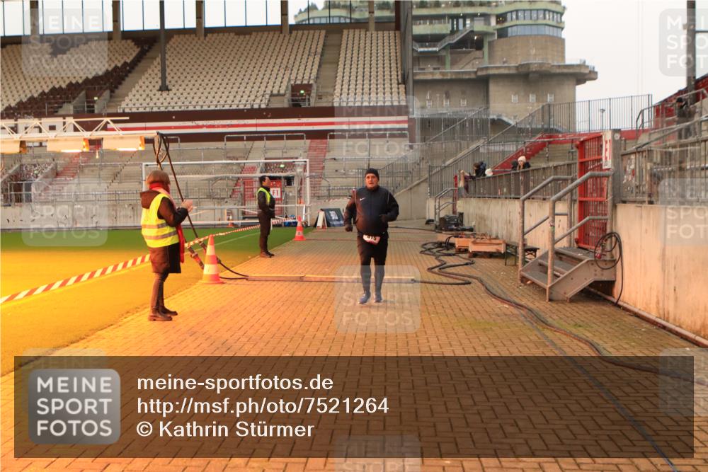 08.12.2024 - St. Pauli X-Mass-Run No. 14 Kathrin Stürmer Photography http://msf.ph/oto/7521264 08.12.2024 09:55:51 Ziel 415, 438, 1946, 2911, 3094 meine-sportfotos.de