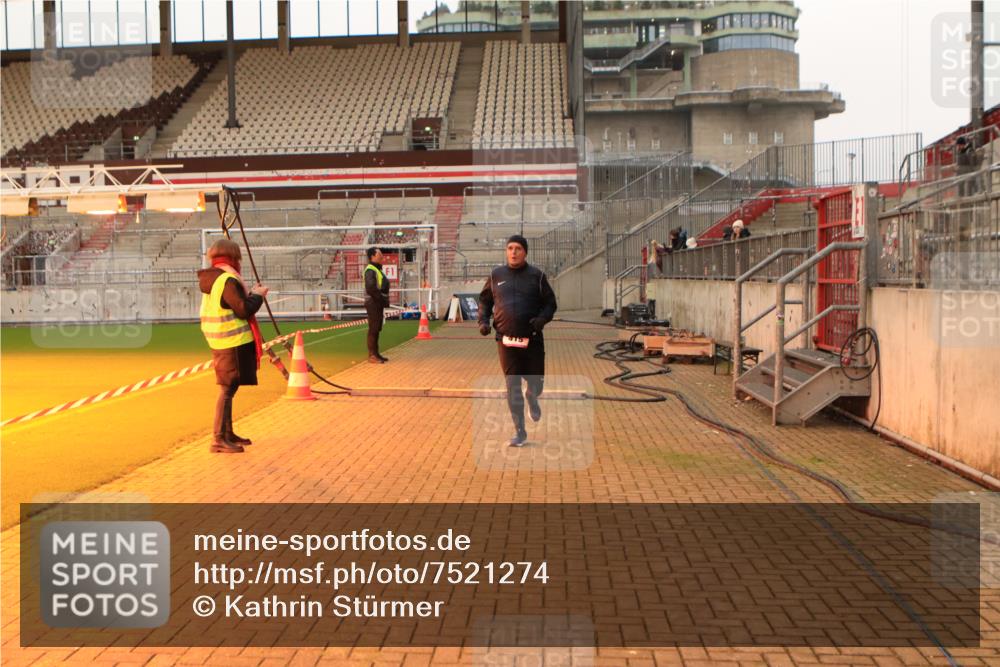 08.12.2024 - St. Pauli X-Mass-Run No. 14 Kathrin Stürmer Photography http://msf.ph/oto/7521274 08.12.2024 09:55:51 Ziel 415, 438, 1946, 2911, 3094 meine-sportfotos.de