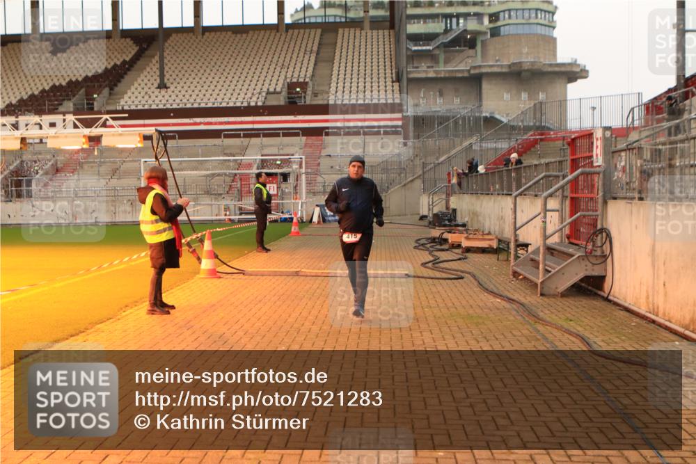 08.12.2024 - St. Pauli X-Mass-Run No. 14 Kathrin Stürmer Photography http://msf.ph/oto/7521283 08.12.2024 09:55:51 Ziel 415, 438, 1946, 2911, 3094 meine-sportfotos.de