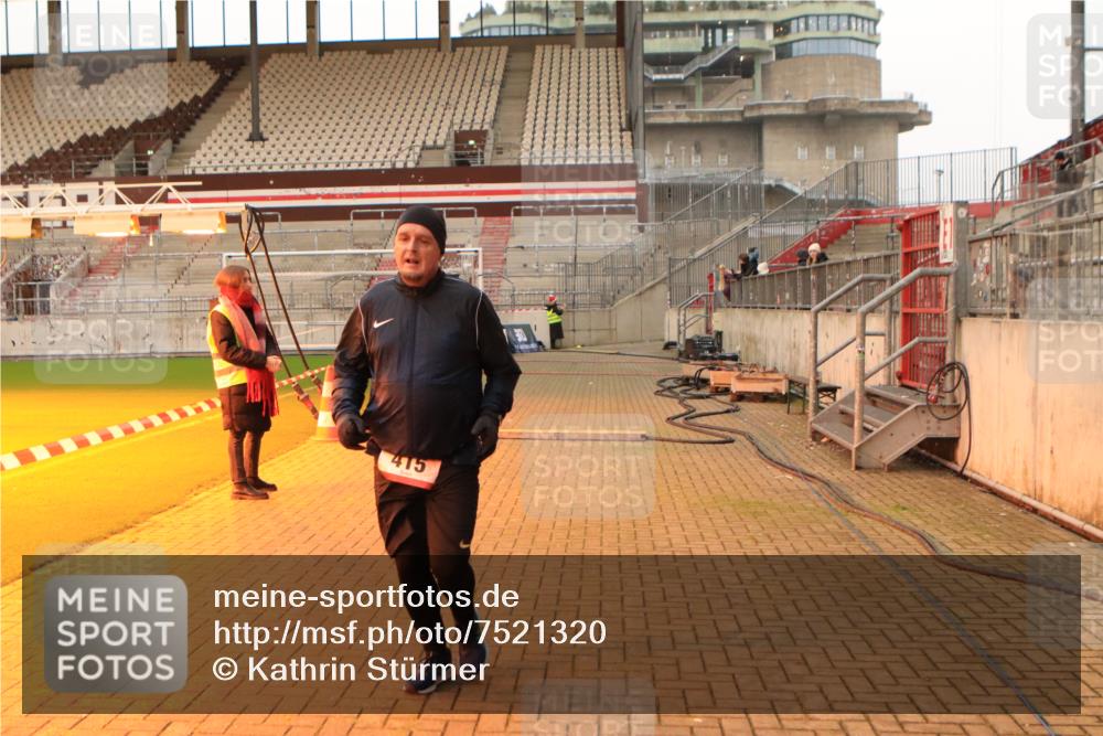 08.12.2024 - St. Pauli X-Mass-Run No. 14 Kathrin Stürmer Photography http://msf.ph/oto/7521320 08.12.2024 09:55:52 Ziel 415, 438, 1946, 2911, 3094 meine-sportfotos.de