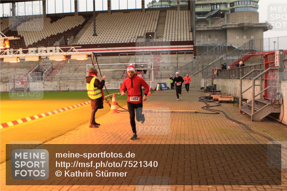 08.12.2024 - St. Pauli X-Mass-Run No. 14 Kathrin Stürmer Photography http://msf.ph/oto/7521340 08.12.2024 09:56:01 Ziel 415, 1852, 3256, 3261 meine-sportfotos.de