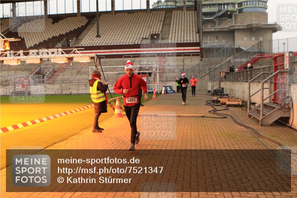 08.12.2024 - St. Pauli X-Mass-Run No. 14 Kathrin Stürmer Photography http://msf.ph/oto/7521347 08.12.2024 09:56:01 Ziel 415, 1852, 3256, 3261 meine-sportfotos.de