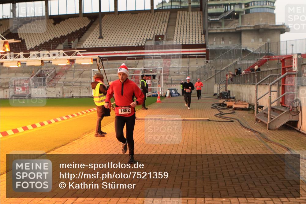 08.12.2024 - St. Pauli X-Mass-Run No. 14 Kathrin Stürmer Photography http://msf.ph/oto/7521359 08.12.2024 09:56:02 Ziel 415, 1852, 3256, 3261 meine-sportfotos.de