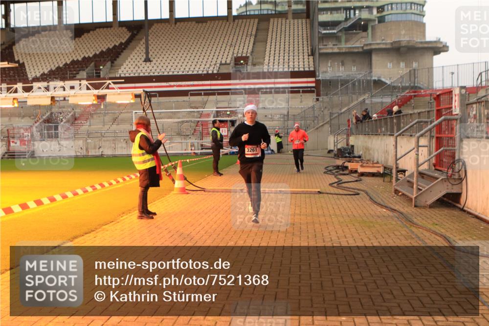 08.12.2024 - St. Pauli X-Mass-Run No. 14 Kathrin Stürmer Photography http://msf.ph/oto/7521368 08.12.2024 09:56:04 Ziel 415, 1852, 3256, 3261 meine-sportfotos.de