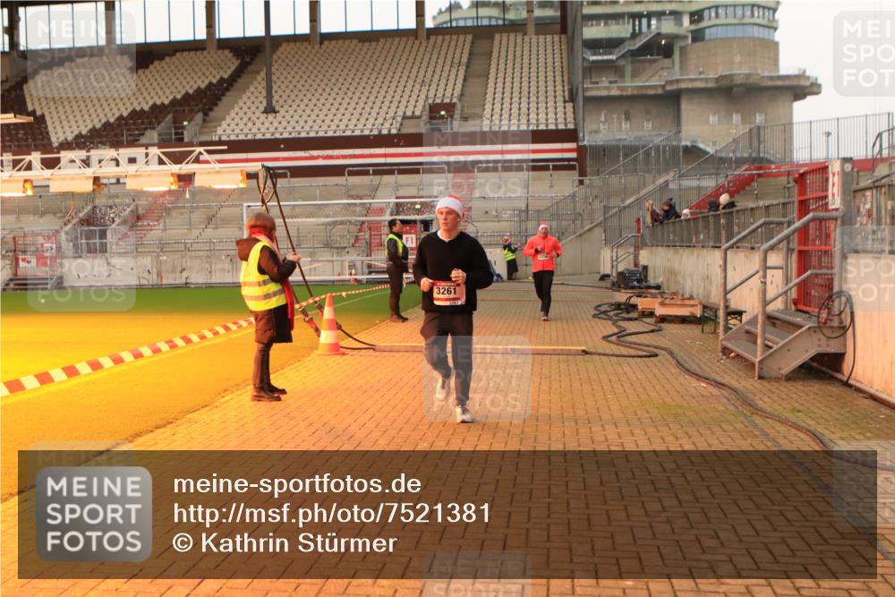 08.12.2024 - St. Pauli X-Mass-Run No. 14 Kathrin Stürmer Photography http://msf.ph/oto/7521381 08.12.2024 09:56:04 Ziel 415, 1852, 3256, 3261 meine-sportfotos.de