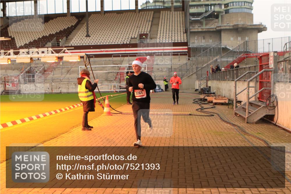 08.12.2024 - St. Pauli X-Mass-Run No. 14 Kathrin Stürmer Photography http://msf.ph/oto/7521393 08.12.2024 09:56:05 Ziel 1852, 3256, 3261 meine-sportfotos.de
