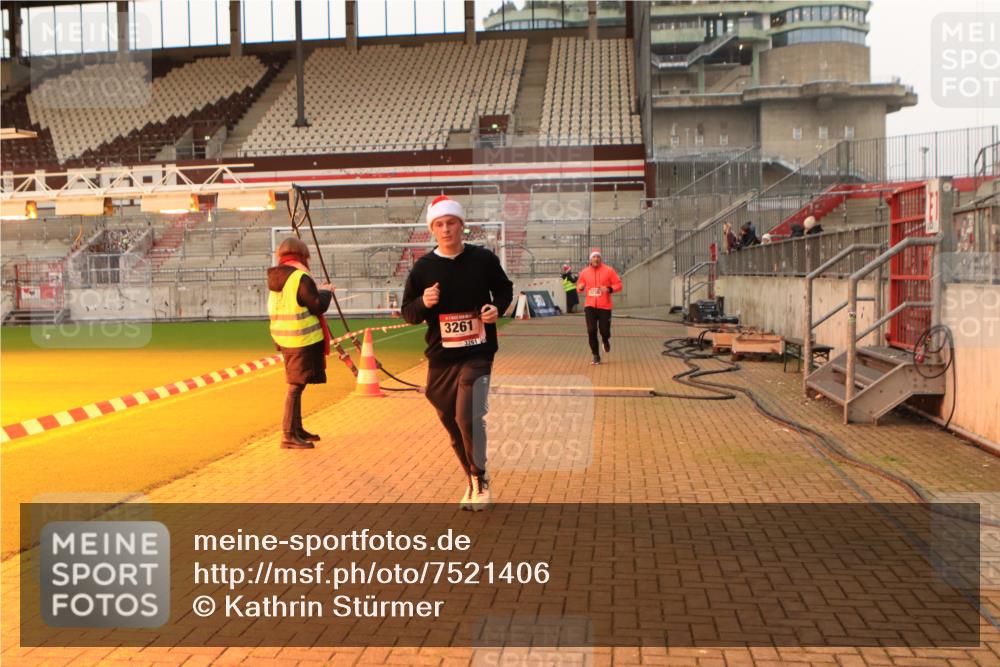 08.12.2024 - St. Pauli X-Mass-Run No. 14 Kathrin Stürmer Photography http://msf.ph/oto/7521406 08.12.2024 09:56:05 Ziel 1852, 3256, 3261 meine-sportfotos.de