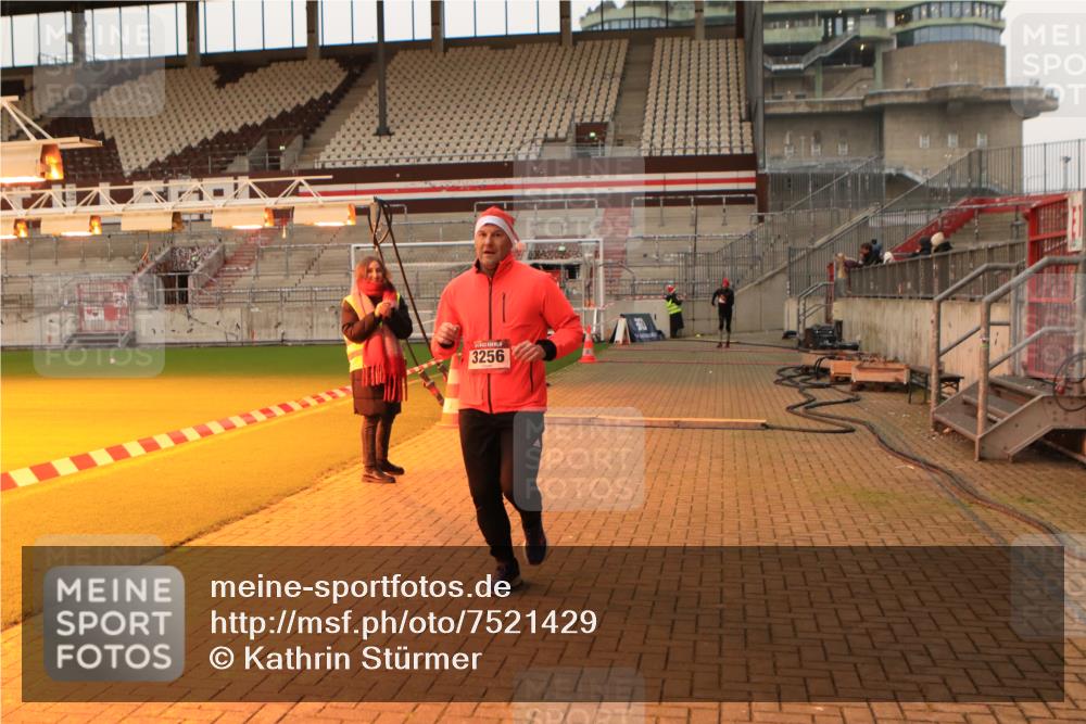 08.12.2024 - St. Pauli X-Mass-Run No. 14 Kathrin Stürmer Photography http://msf.ph/oto/7521429 08.12.2024 09:56:08 Ziel 799, 1852, 3256, 3261 meine-sportfotos.de