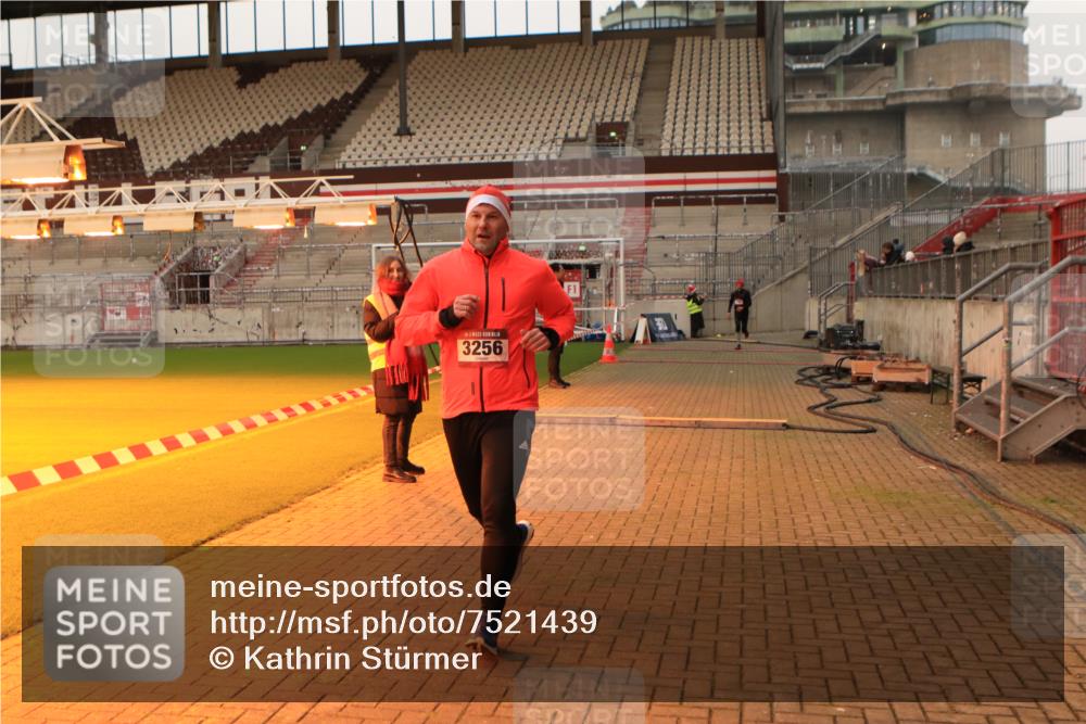 08.12.2024 - St. Pauli X-Mass-Run No. 14 Kathrin Stürmer Photography http://msf.ph/oto/7521439 08.12.2024 09:56:08 Ziel 799, 1852, 3256, 3261 meine-sportfotos.de